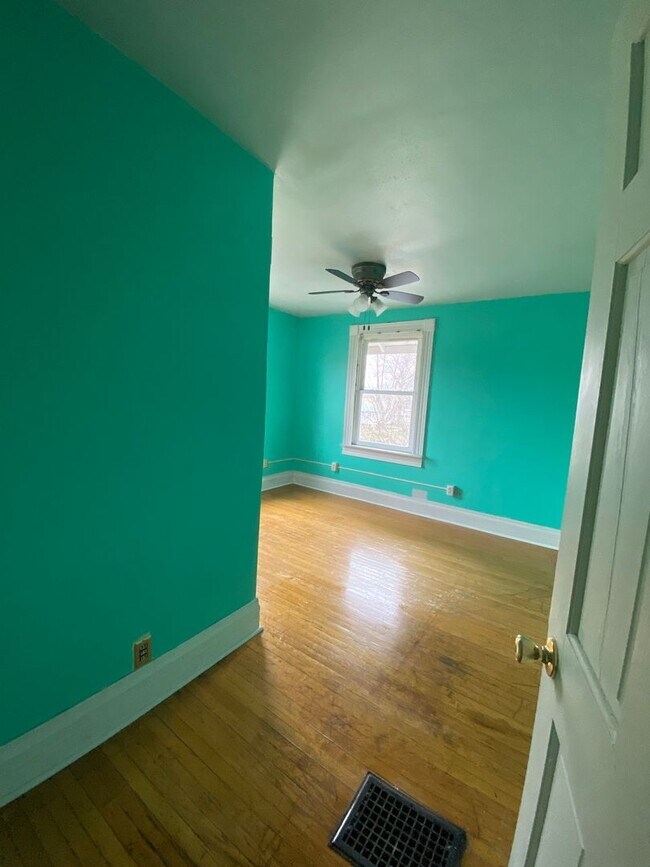 Building Photo - Spacious 3 Bedroom Home w/ 3 Full Baths