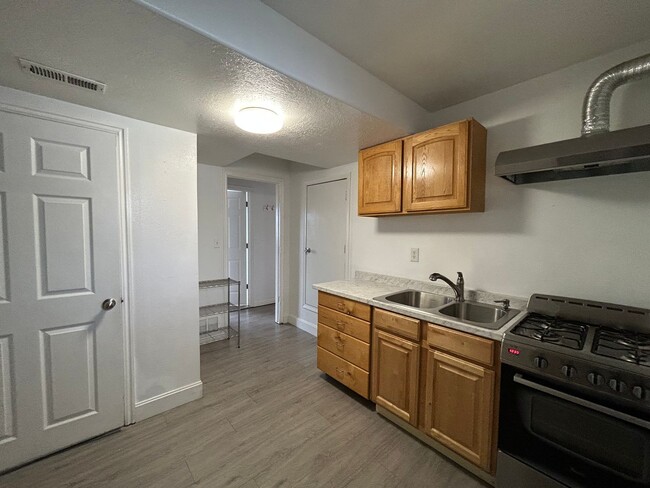 Building Photo - 3 Bedroom 1 Bathroom Basement Apartment Sp...