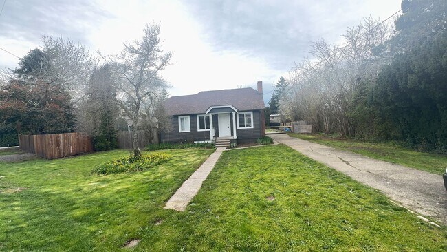 Building Photo - Cute Bungalow - Close to Downtown + Finished Basement!!