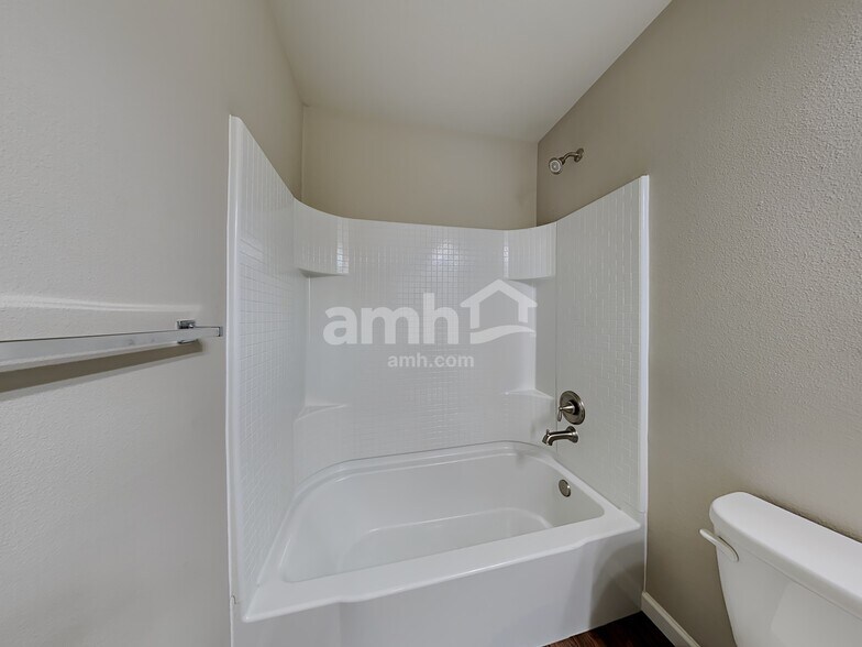 Building Photo - 306 Holdener Ln N