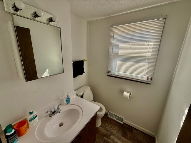 Building Photo - 902 Cedar River Dr NW