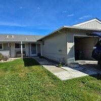 Building Photo - 121 Sequoia Dr