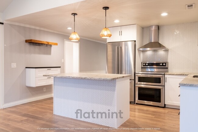 Building Photo - 16111 Stone Ave N