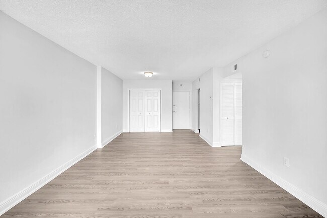 Building Photo - 100 Kings Point Dr