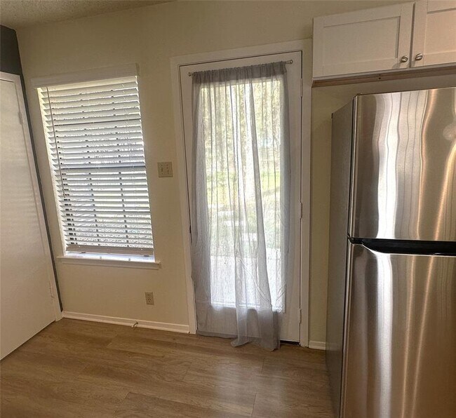 Building Photo - 503 Algerita Dr