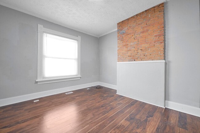 Building Photo - Charming Two-Bedroom, Two-Bath Home in Col...