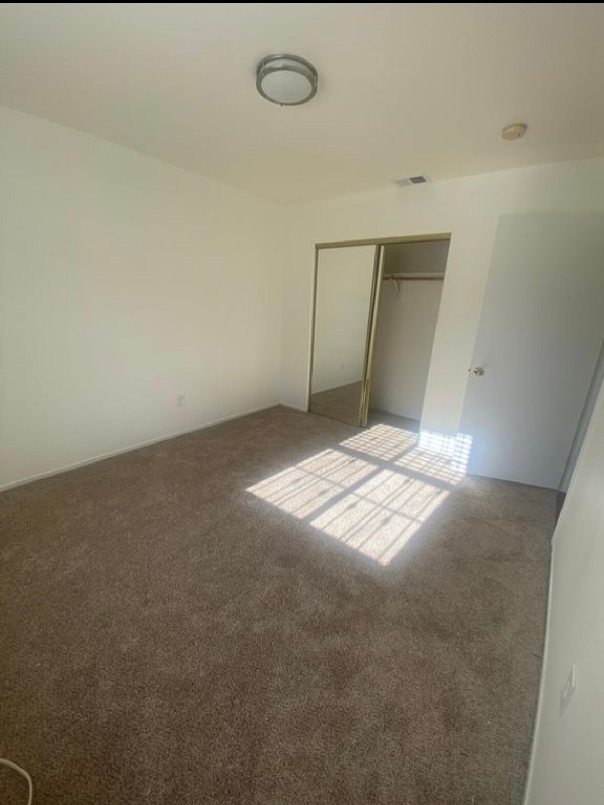 Building Photo - 1827 N Mariposa Ave