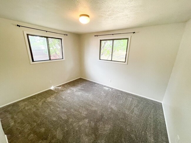 Building Photo - 3 Bedroom, 2 bath house in Moyina Heights