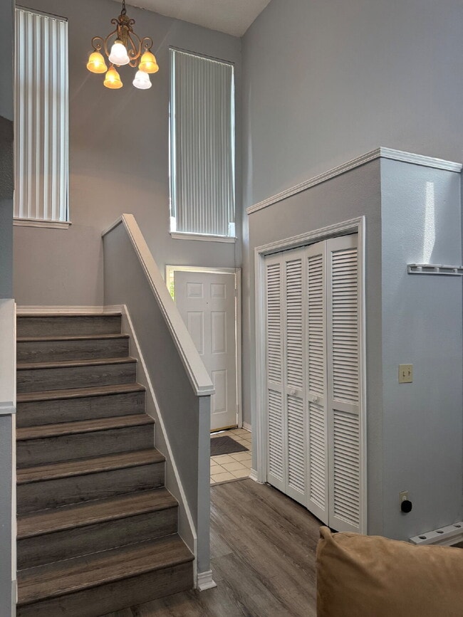 Building Photo - 2 bedroom 2.5 bath townhome with private d...