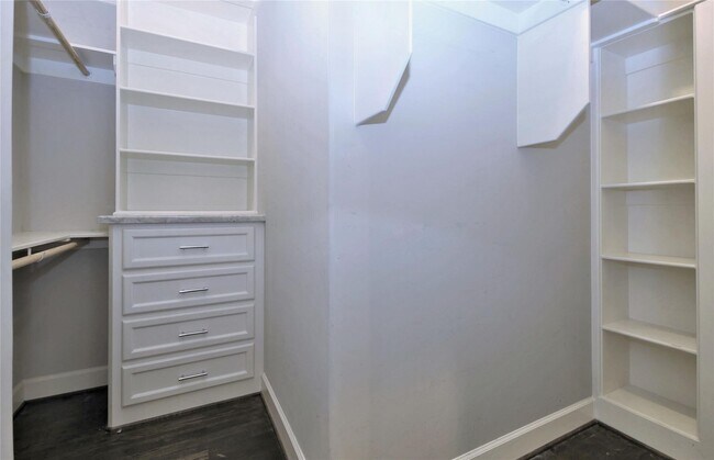 Building Photo - 2114 Bidwell Dr