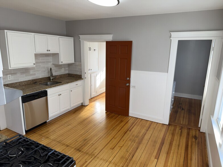 Building Photo - 76 Rose St