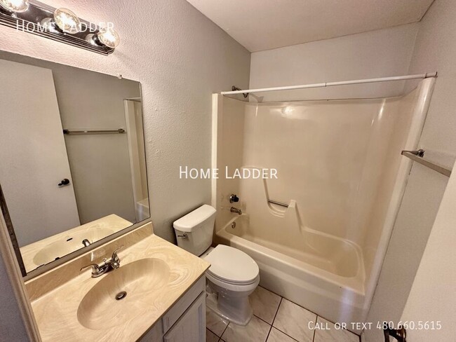 Building Photo - 2311 W Olla Ave