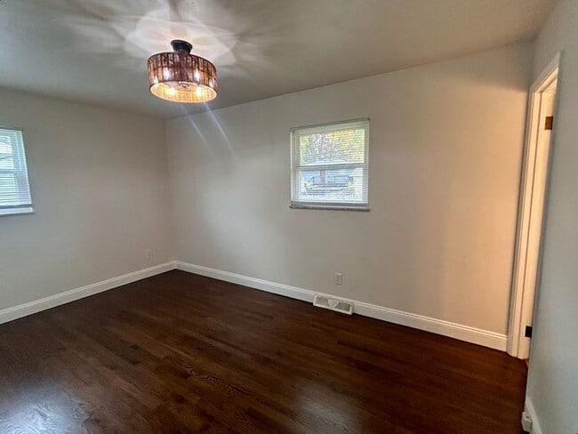 Building Photo - 5148 Fullerton Dr