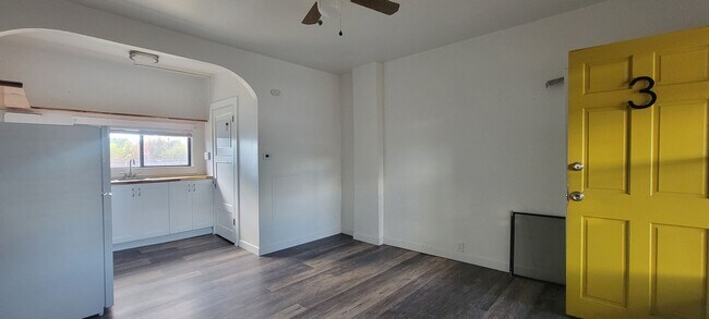 Building Photo - 835 Bridge St