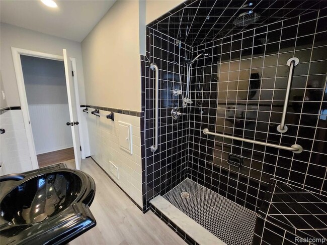 Building Photo - 15705 Juliana Ave