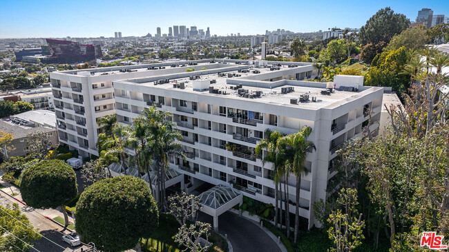 Building Photo - 1131 Alta Loma Rd