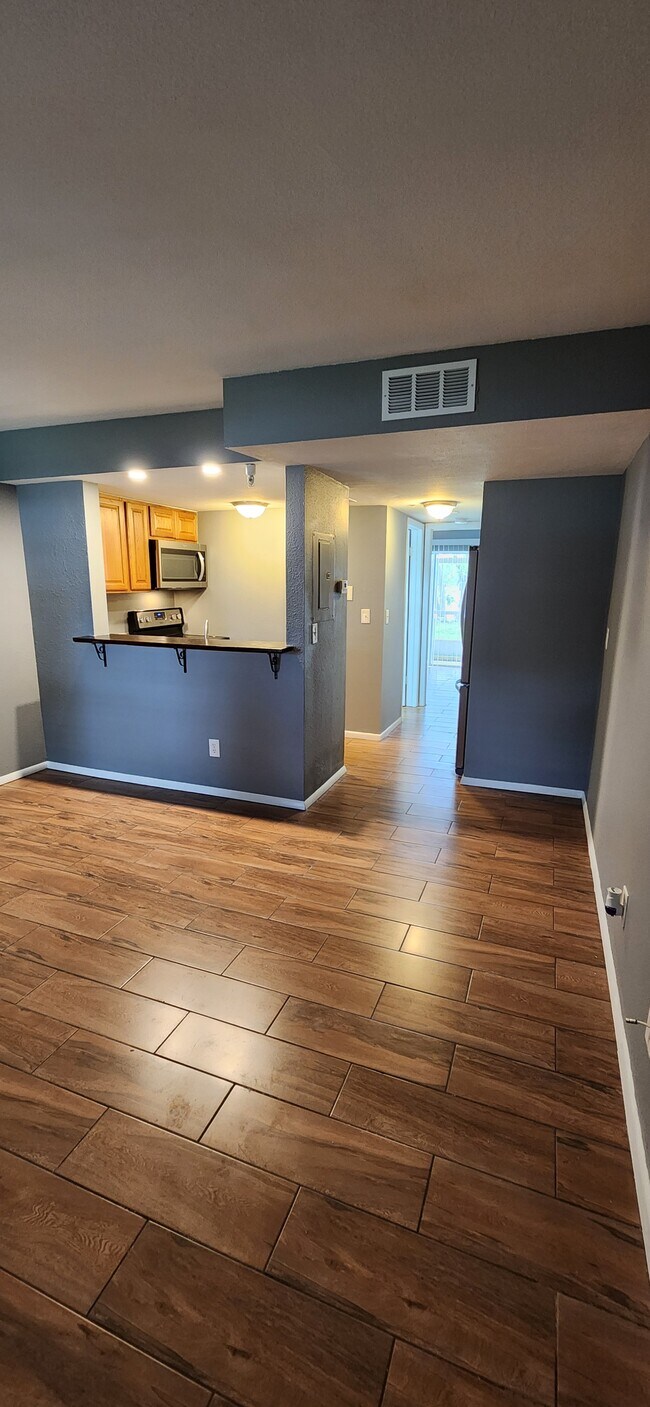 Building Photo - 7234 E Bank Dr