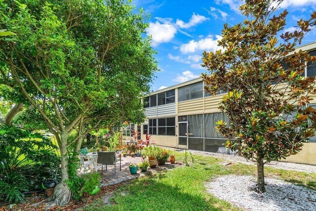 Building Photo - 52 Kingswood E