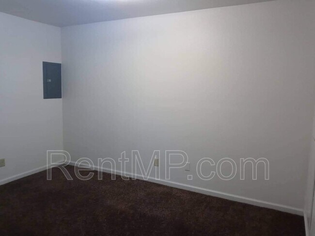 Building Photo - 722 W Broomfield St