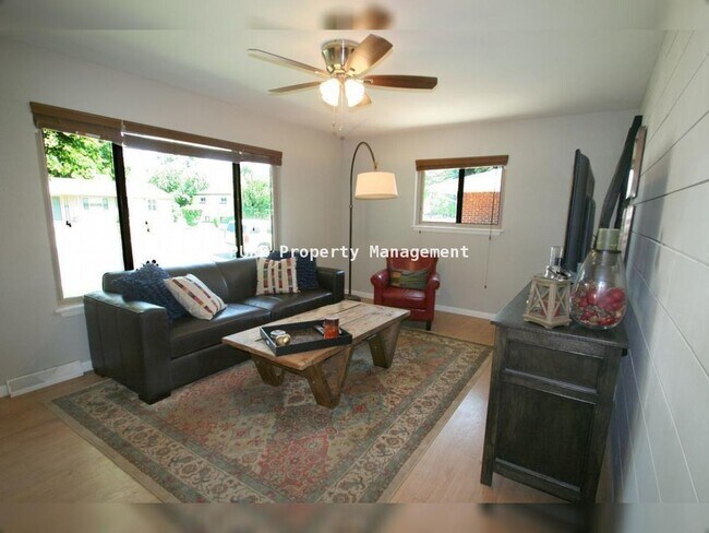 Building Photo - 3 Bed/2 Bath Ranch Home on Large Lot with Oversized Garage