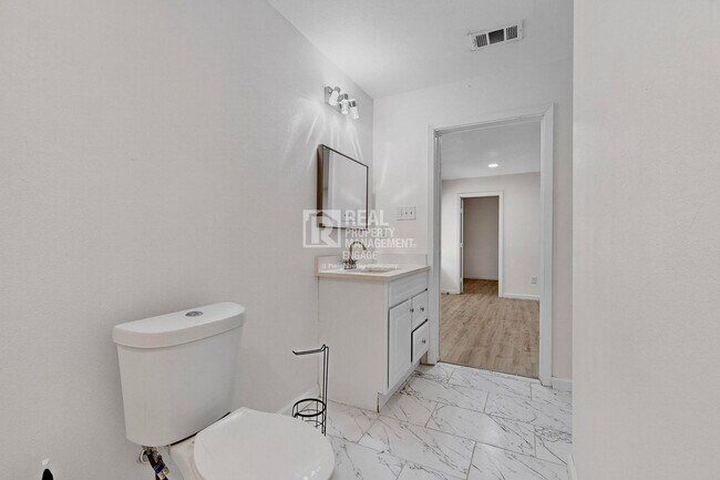 Building Photo - 631 W Baker St