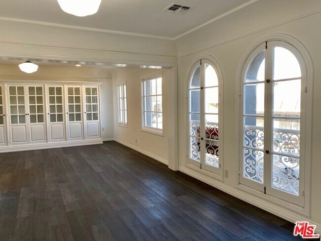 Building Photo - 619 S La Brea Ave