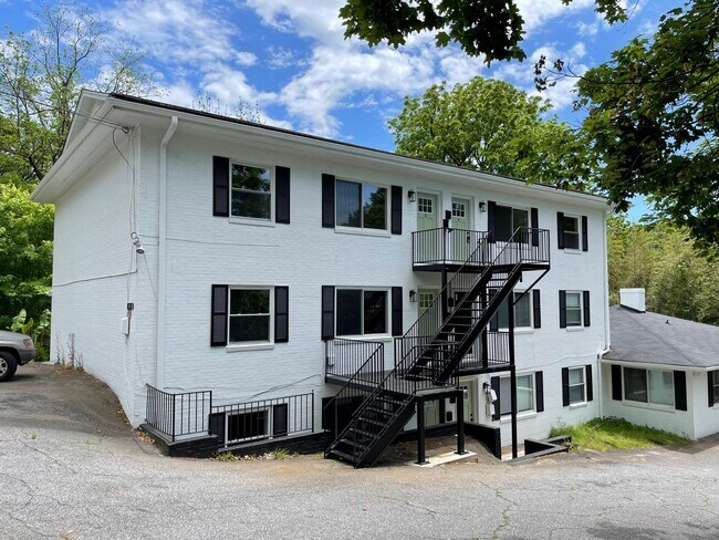 Building Photo - 1121 West End Blvd