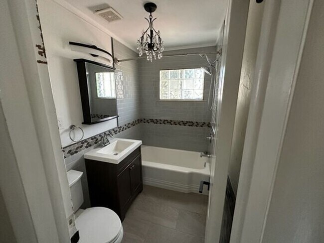 Building Photo - 4BR SFR w/Garage, Updated Kitchen - Deck & Yard in Englewood