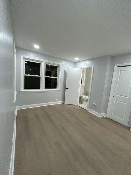 Building Photo - 5647 N Spaulding Ave