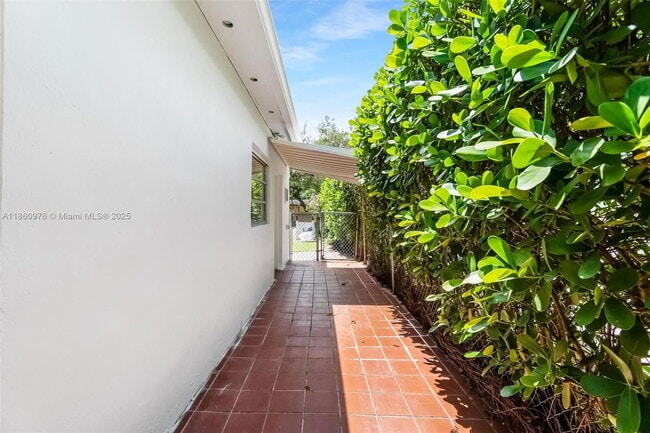 Building Photo - 1107 El Rado St