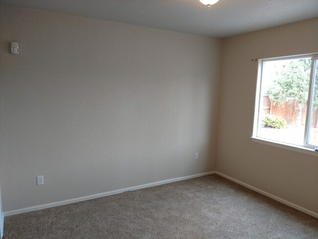 Building Photo - ALL PROSPECTIVE TENANTS MUST SUBMIT A $58 NON-REFUNDABLE APPLICATION FEE PER APPLICANT ONLINE AND...