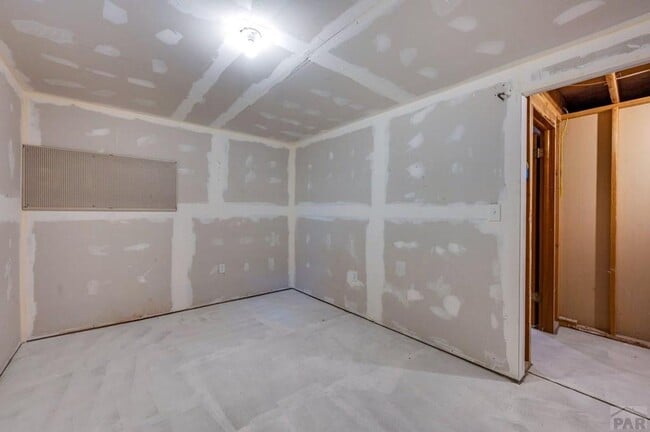 Building Photo - 981 Tamarack Cir