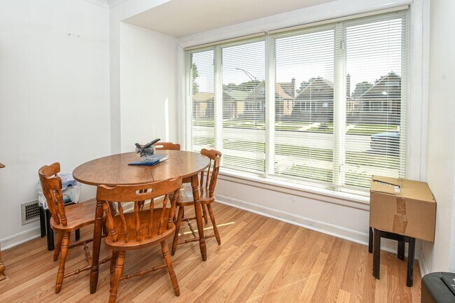 Building Photo - 5036 S Leclaire Ave