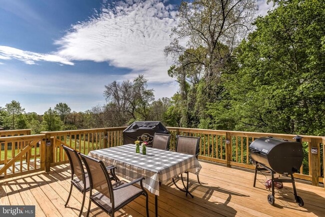 Building Photo - 583 Henderson Rd