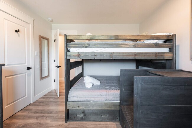 Building Photo - 4917 E Granada Rd