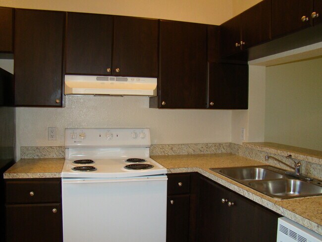 Building Photo - Spacious 2bd/2ba + up to 3 Months Off