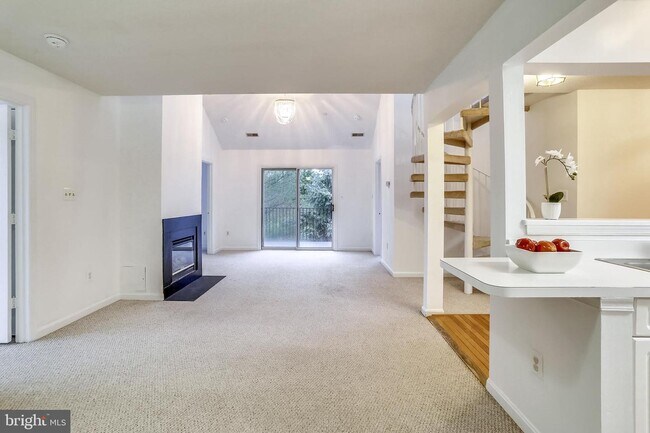 Building Photo - 10010 Vanderbilt Cir