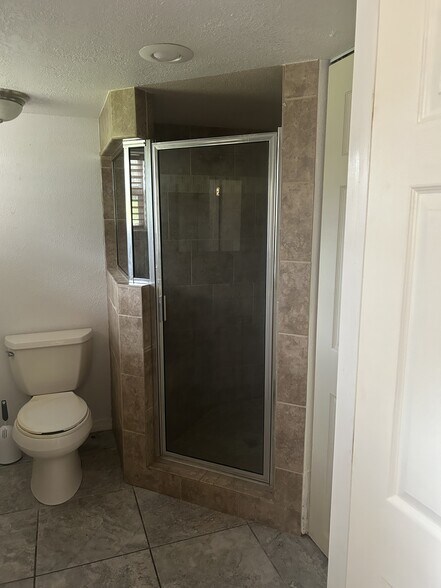 Bathroom 2 Unit B - 613 N Dixie Ave