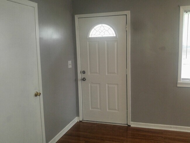 Building Photo - 3 Bedroom with easy access to freeway, downtown Grandview