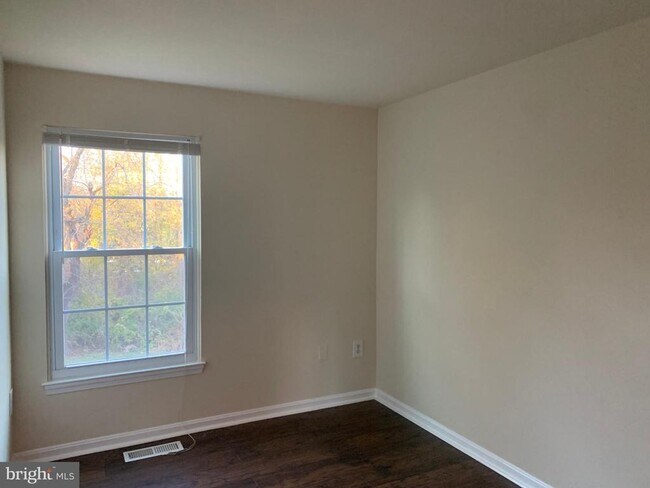 Building Photo - 1658 Colonial Way