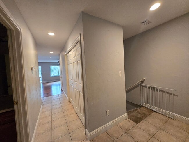 Building Photo - 3BR/3BA Two-Story Quad – Prime Location & Move-In Ready!