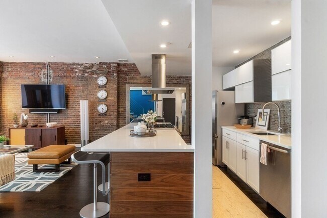 Building Photo - 136 Arlington St