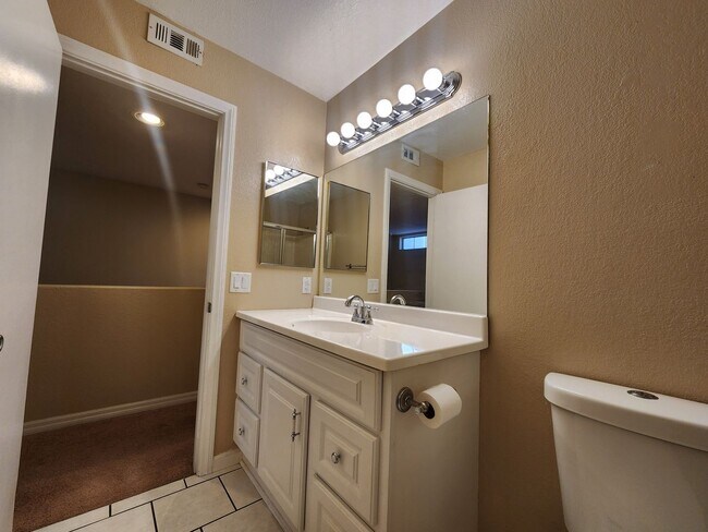 Building Photo - Modern Comfort in the Heart of Summerlin!