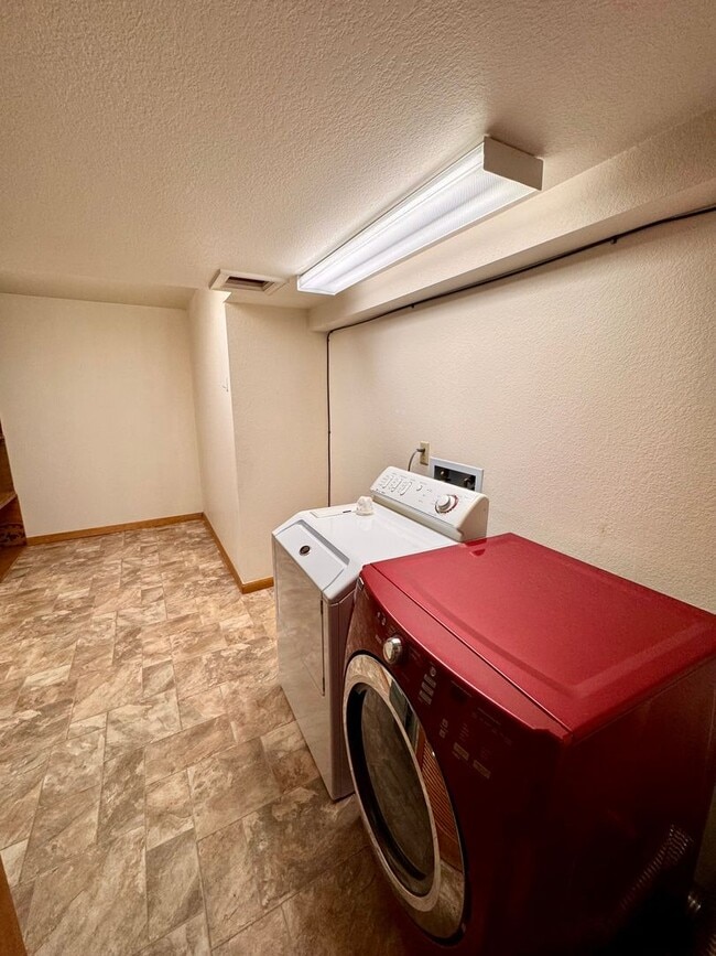 Building Photo - Well Maintained 3 bedroom end unit Townhom...