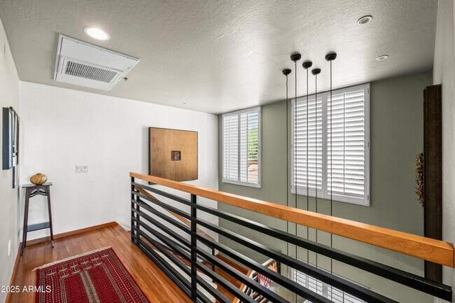 Building Photo - 17 W Vernon Ave