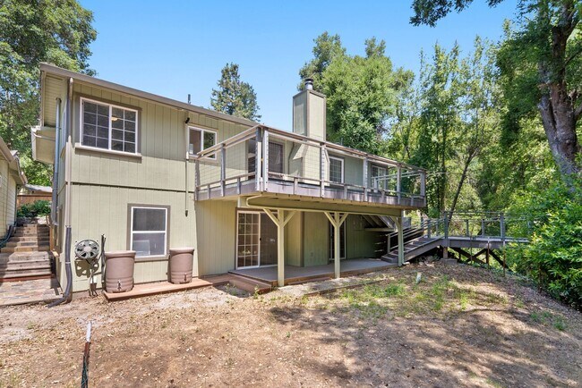 Building Photo - 475 Riverview Dr