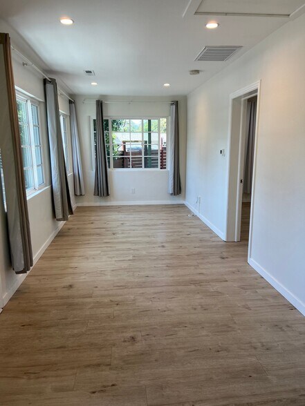 Building Photo - 400 Calle Del Monte
