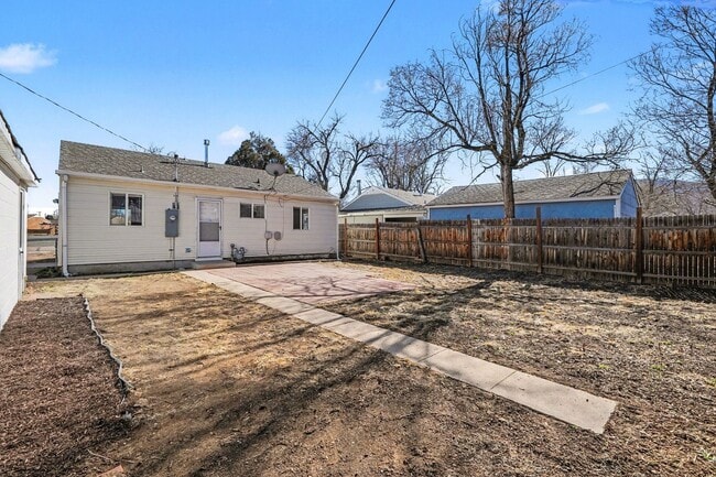 Building Photo - *2 Bedroom Detached Garage, Large Lot Updated and Clean**