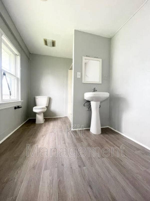 Building Photo - 434 W Poinsetta Ave