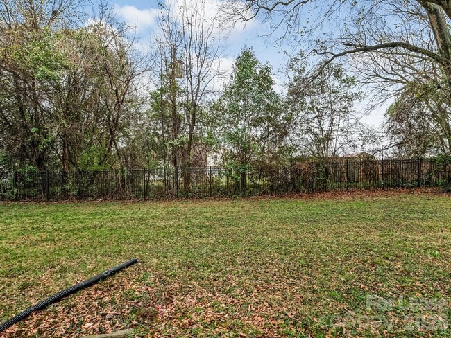 Building Photo - 2611 Holton Ave